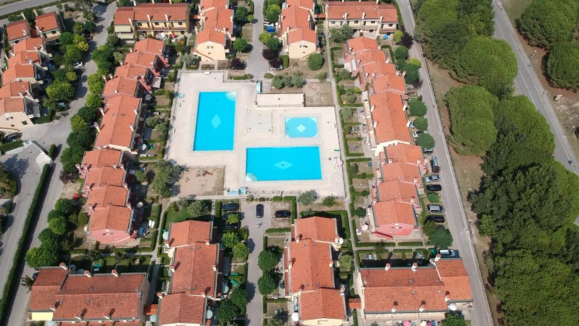 Cozy Apartment With Private Garden In Бибионе